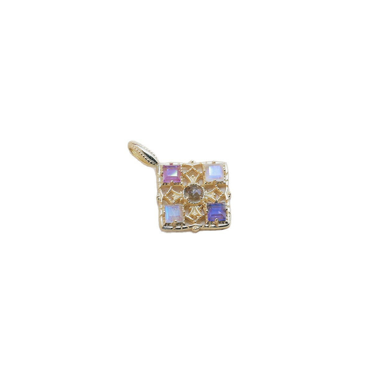 Pendentif carré en argent plaqué or, orné de petites pierres carrées aux couleurs pastel : améthyste, labradorite, pierre de lune, et une pierre centrale discrète.