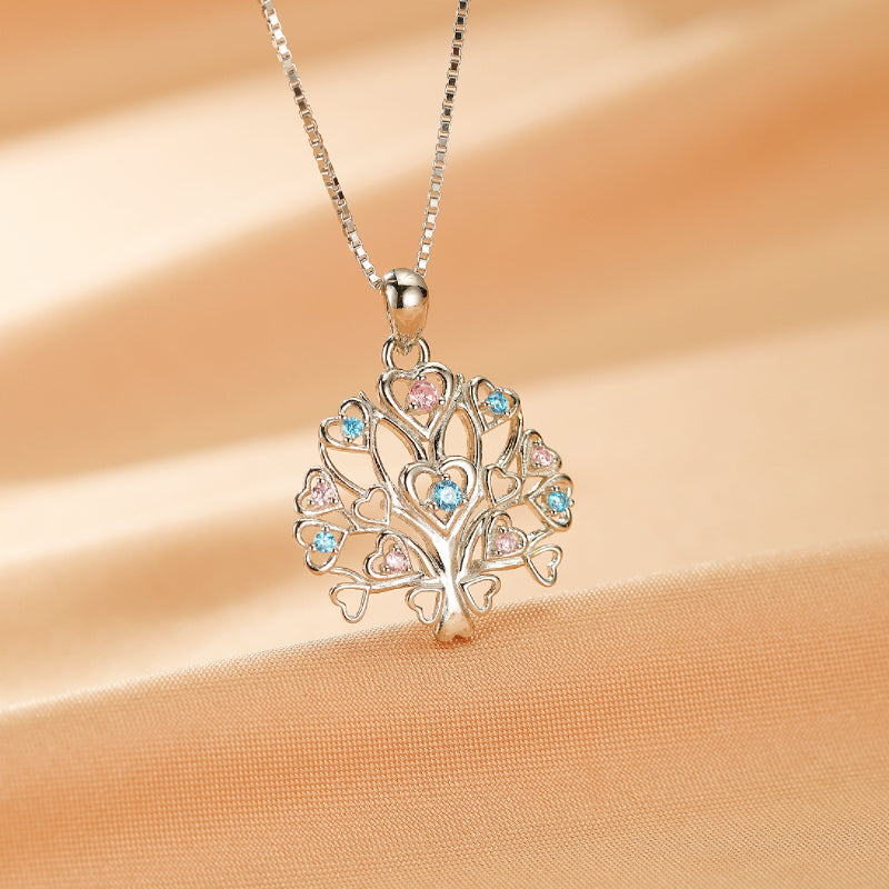 Collier Arbre de Vie en Argent 925 avec des cœurs roses et bleus incrustés de cristaux.