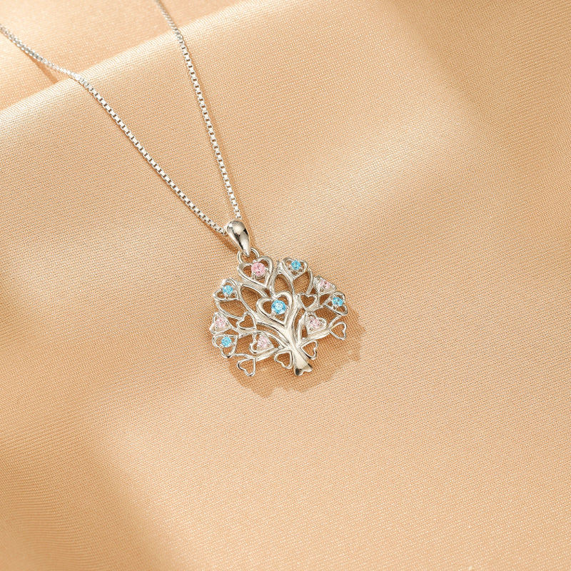 Collier Arbre de Vie en argent 925 avec des cœurs roses et bleus incrustés dans le feuillage.