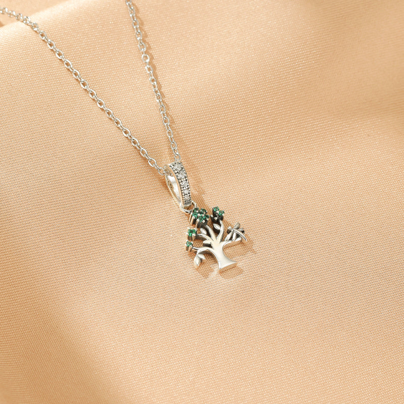 Collier Arbre de Vie en argent avec des petites pierres vertes sur les feuilles et une bélière ornée de zirconiums
