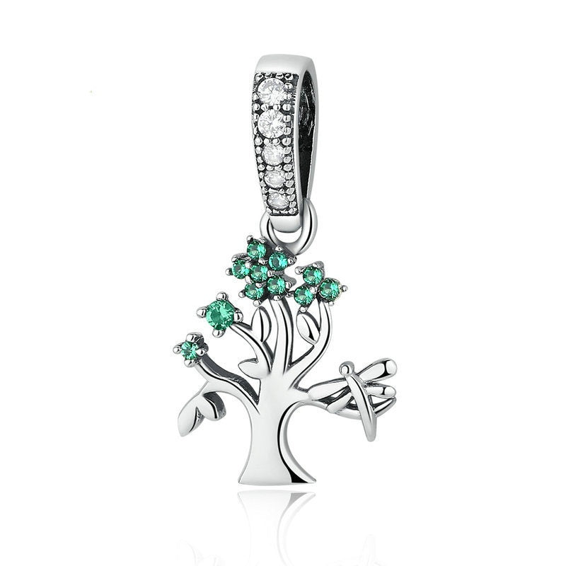 Breloque Collier Arbre de Vie en argent ornée de pierres vertes et de petits diamants blancs sur le fermoir.