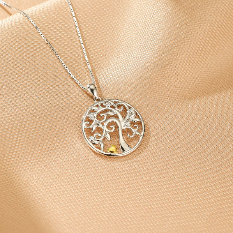 Collier Arbre de Vie en argent 925 avec un petit cœur doré et des détails scintillants.