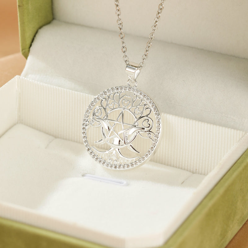 Collier Arbre de Vie en argent avec un pentagramme au centre, entouré de cœurs et de zircons scintillants, présenté dans une boîte cadeau.
