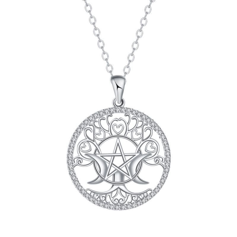 Collier Arbre de Vie en argent orné d'un pentagramme et de lunes, entouré de cristaux scintillants et de motifs en forme de cœur.