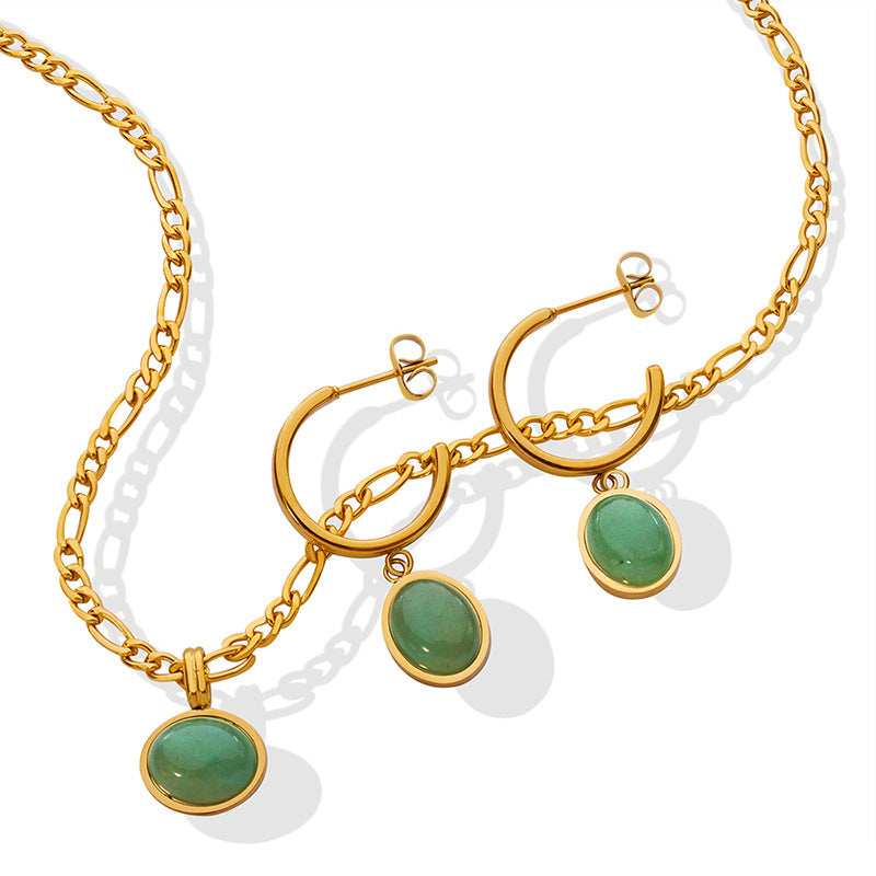 Ensemble de bijoux plaqué or avec un collier et une paire de boucles d'oreilles pendantes ornés de pierres d'aventurine vertes ovales.