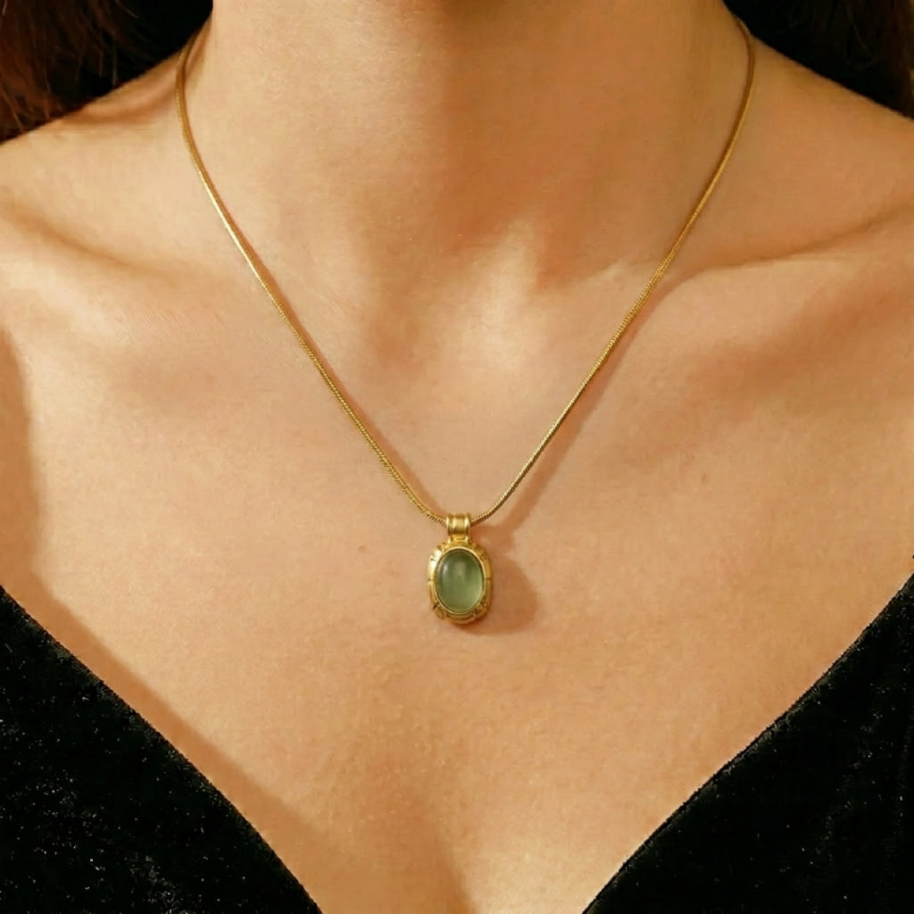Collier plaqué or avec un pendentif ovale en aventurine verte, tel que montré sur le produit "Collier Aventurine – Éclat du Renouveau".