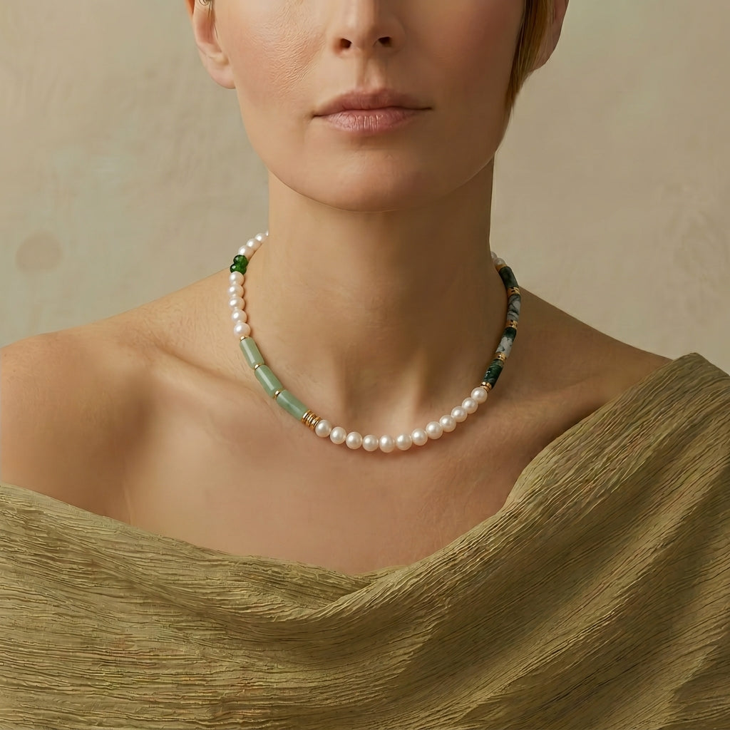 Collier Aventurine et Perle – Onde Apaisante, Argent Plaqué Or, orné de perles blanches et de pierres cylindriques vertes.