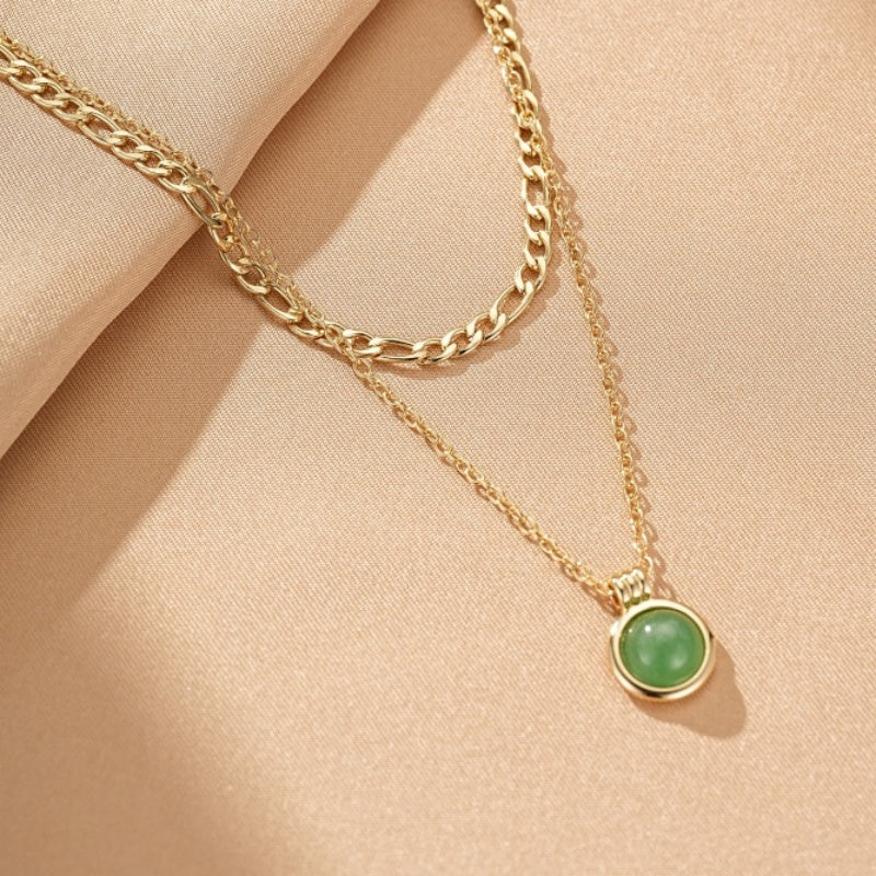 Collier double rang plaqué or avec une pierre d'aventurine verte ronde en pendentif.