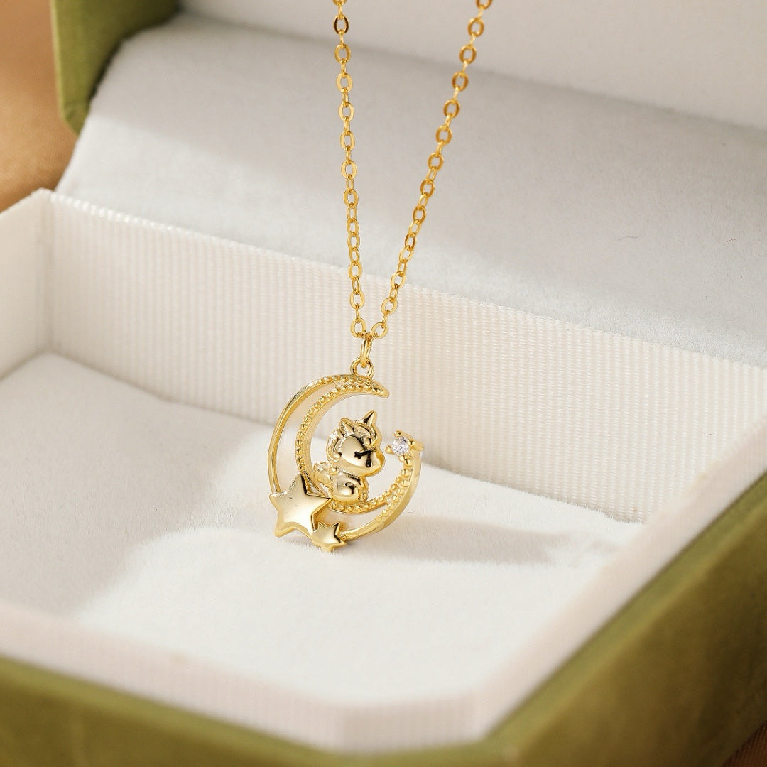 Collier inspiré du signe astrologique chinois du Cheval et de la lune, incarnant noblesse et guidance intérieure.