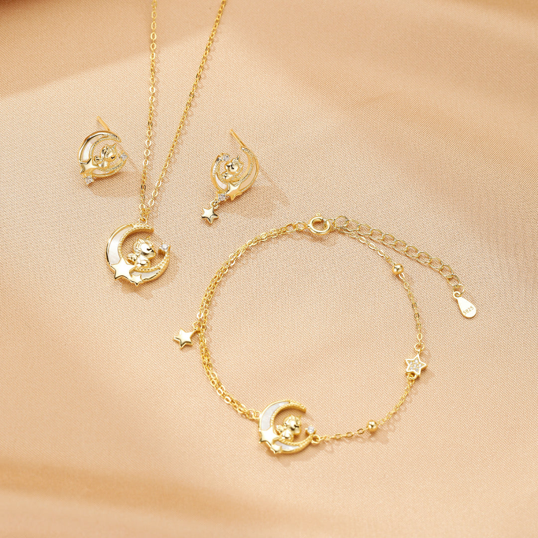 Collier Rêve Étoilé en argent plaqué or, un bijou porte-bonheur et élégant à offrir, parfait pour illuminer toute tenue.