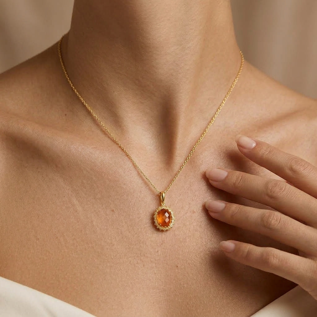 Collier élégant avec pendentif en citrine facettée monté sur une chaîne en argent plaqué or, porté au cou.