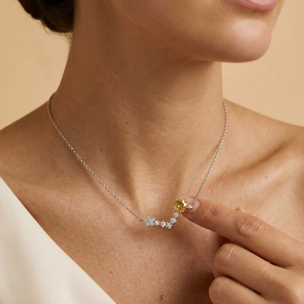 Collier Constellation Dorée en argent avec pierre citrine jaune scintillante porté au cou, design délicat en forme d'étoiles.