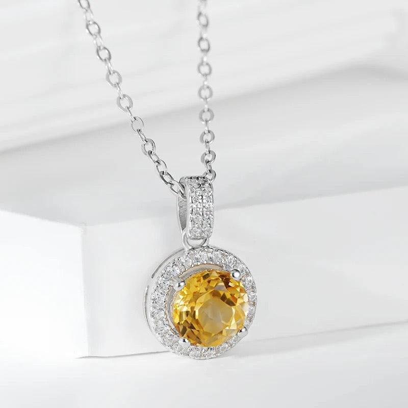 Collier en argent sterling 925 serti d'une citrine jaune ronde entourée d'oxydes de zirconium cubiques.