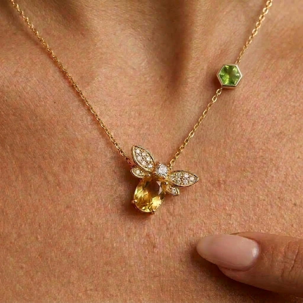 Collier Vol Lumineux en argent plaqué or avec pendentif abeille en citrine et accent en péridot porté au cou