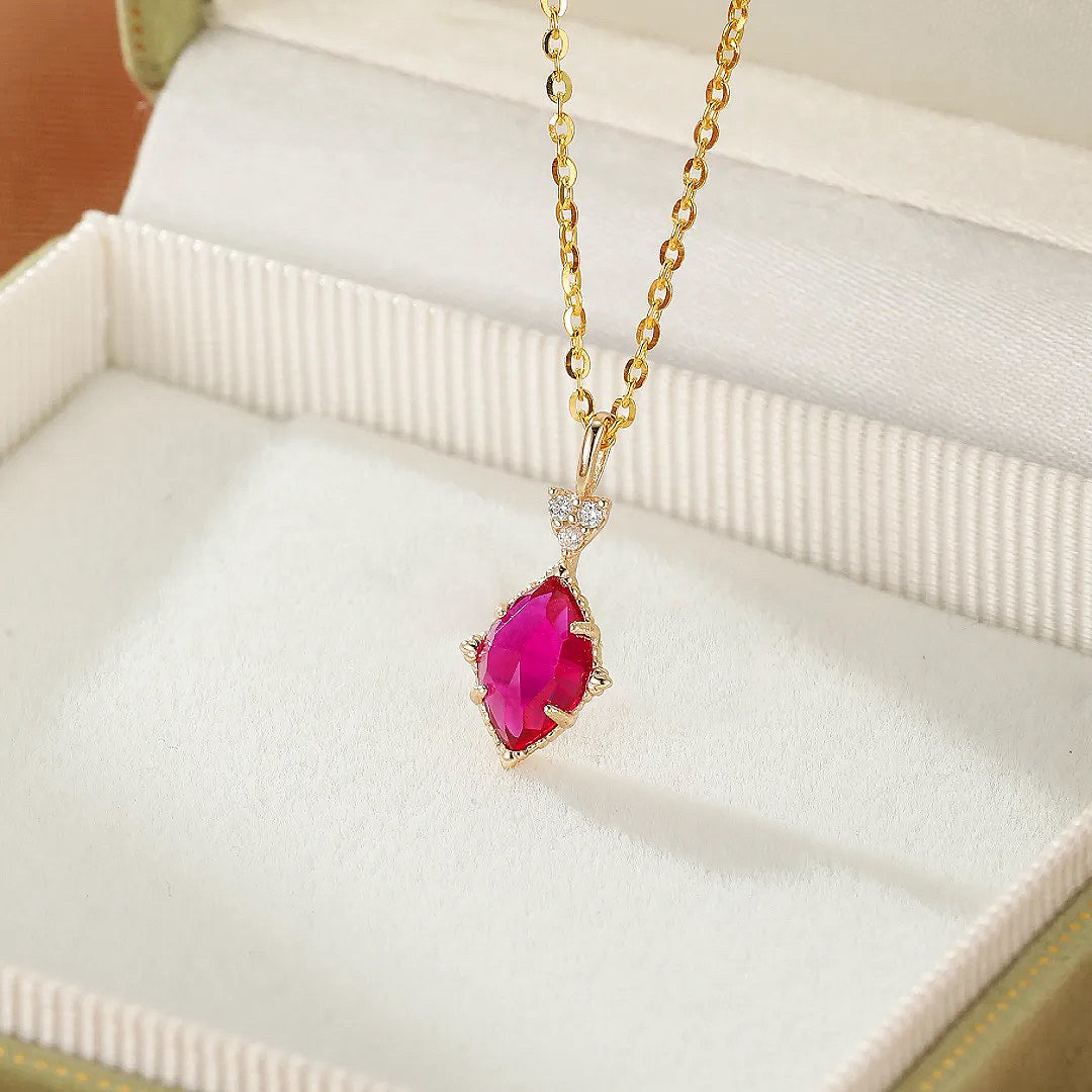 Collier Élixir de Grâce avec pendentif en forme de marquise en cornaline rose et petites pierres blanches, monté sur une chaîne en argent plaqué or.