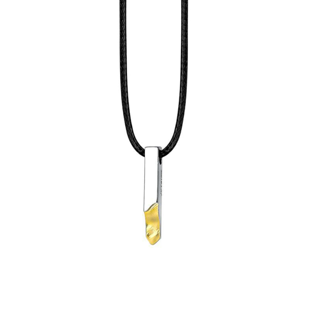 Collier pour couple en argent, avec une barre rectangulaire argentée ornée d'une touche dorée brute, suspendue à un cordon noir.
