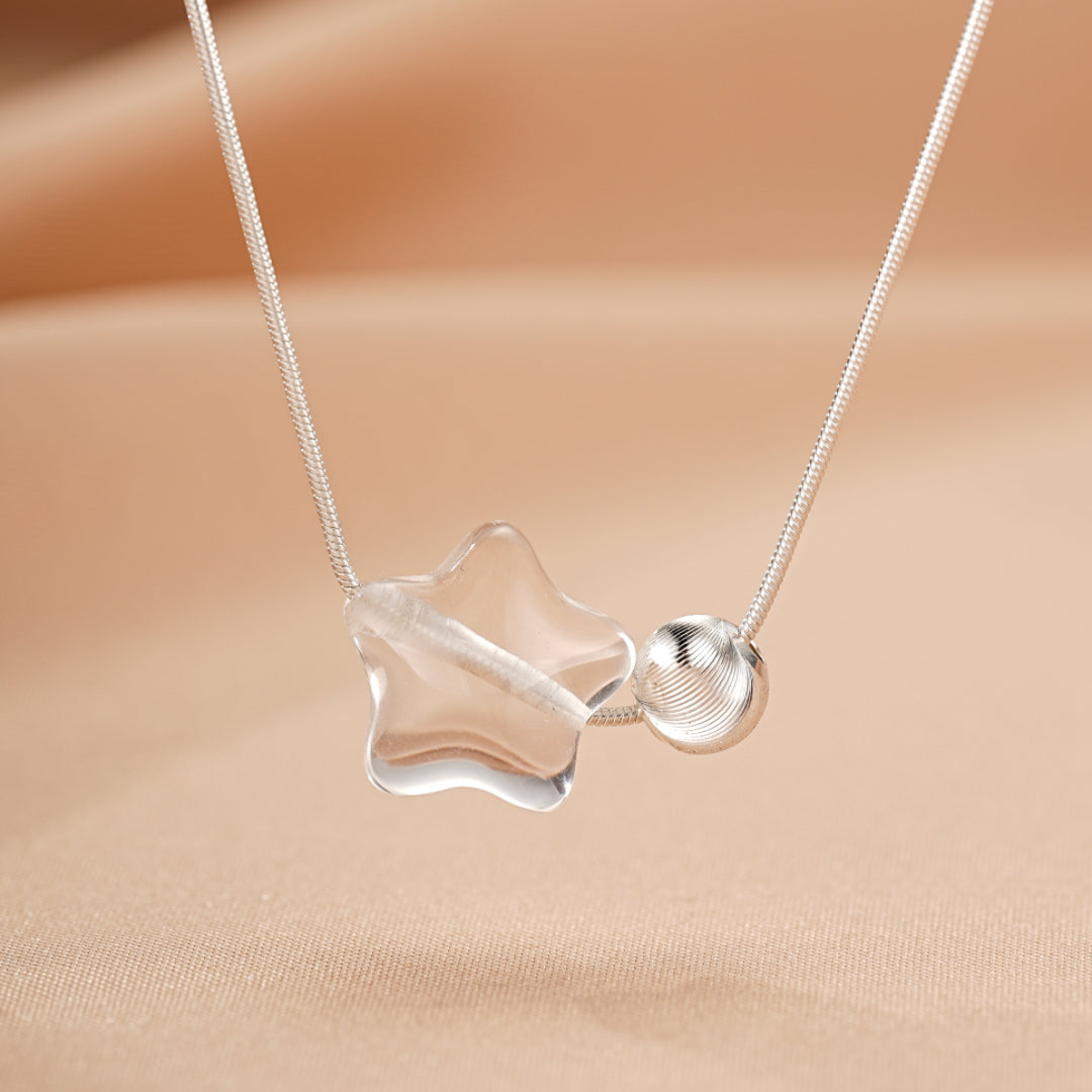 Collier en argent avec pendentif étoile transparente et bille striée