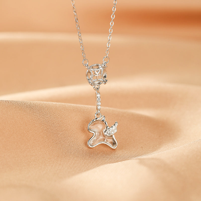 Collier en argent avec un pendentif en forme de cheval ailé et une pierre de cristal de roche incrustée de diamants.