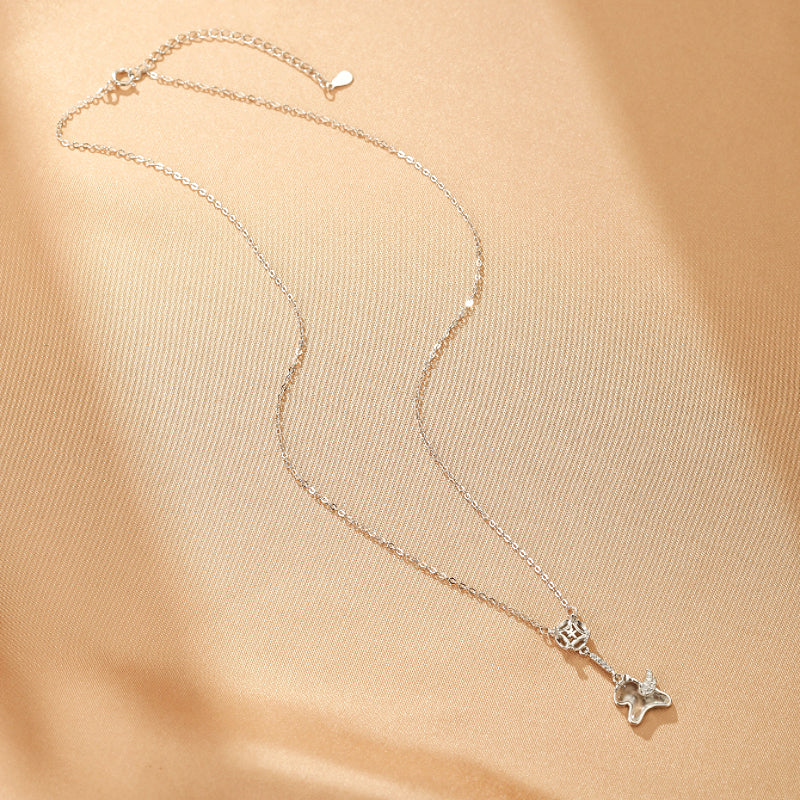 Collier fin en argent avec pendentif représentant un animal ailé stylisé et un élément décoratif ajouré.