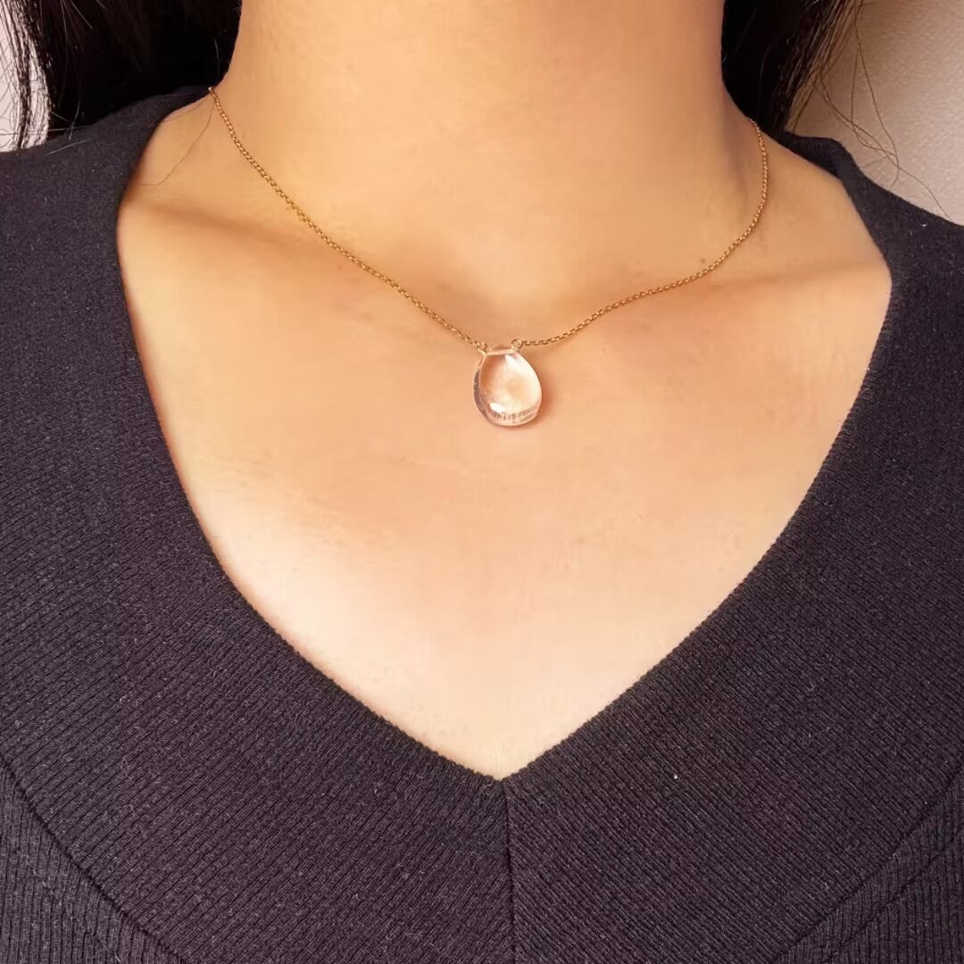 Collier avec pendentif en forme de larme en cristal de roche, monté sur une fine chaîne en argent.