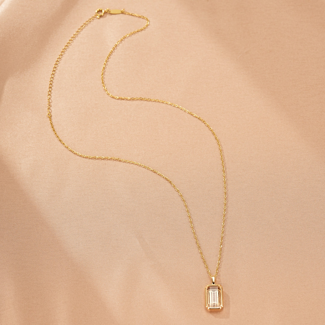 Collier délicat en argent plaqué or 10K avec un pendentif en cristal de roche rectangulaire taille émeraude.