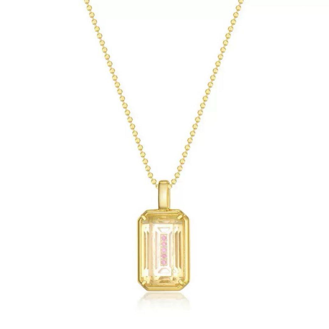 Pendentif rectangulaire en cristal de roche jaune avec des accents roses, monté sur une chaîne en argent plaqué or 10K.