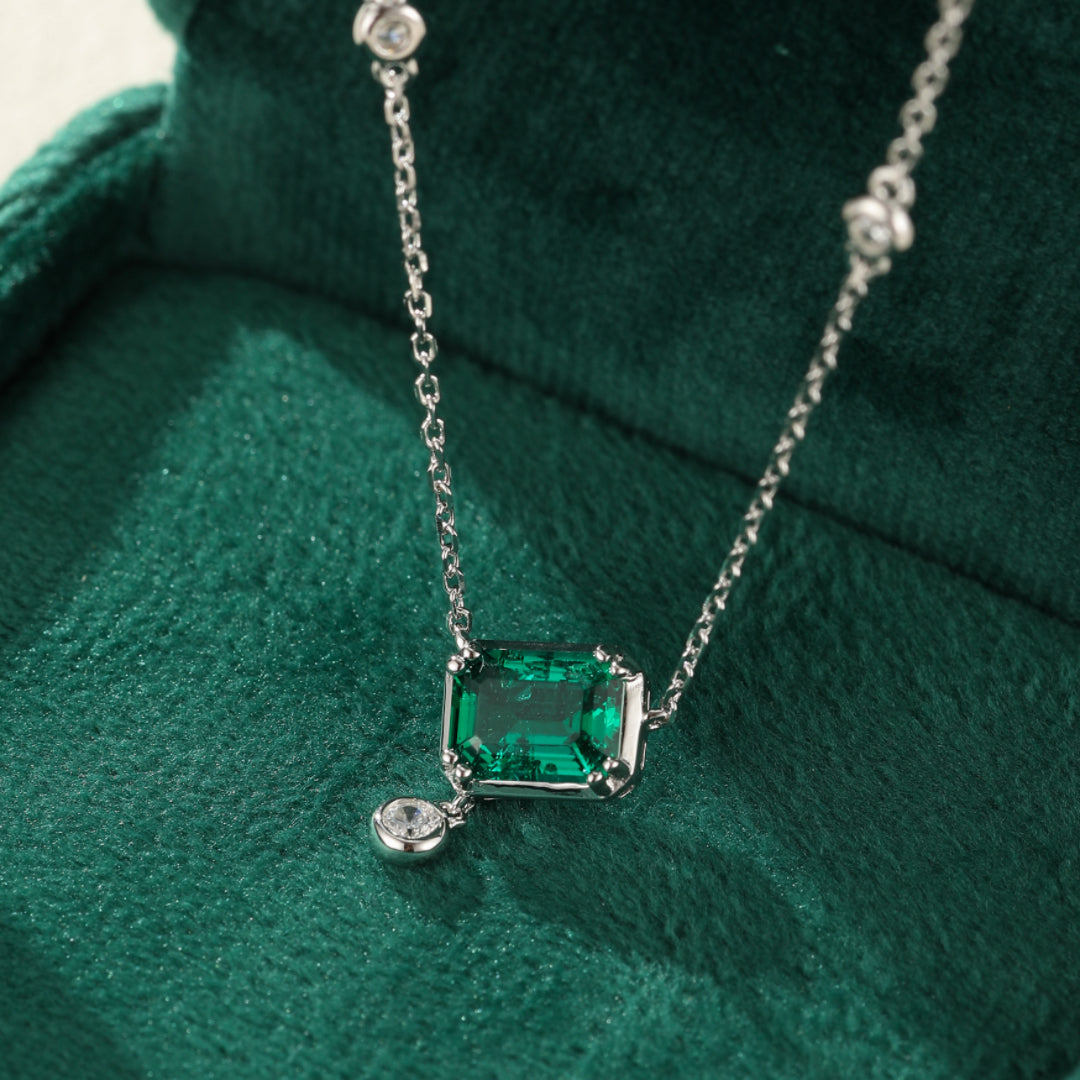 Collier Émeraude – Clarté Royale, Argent Plaqué Platine