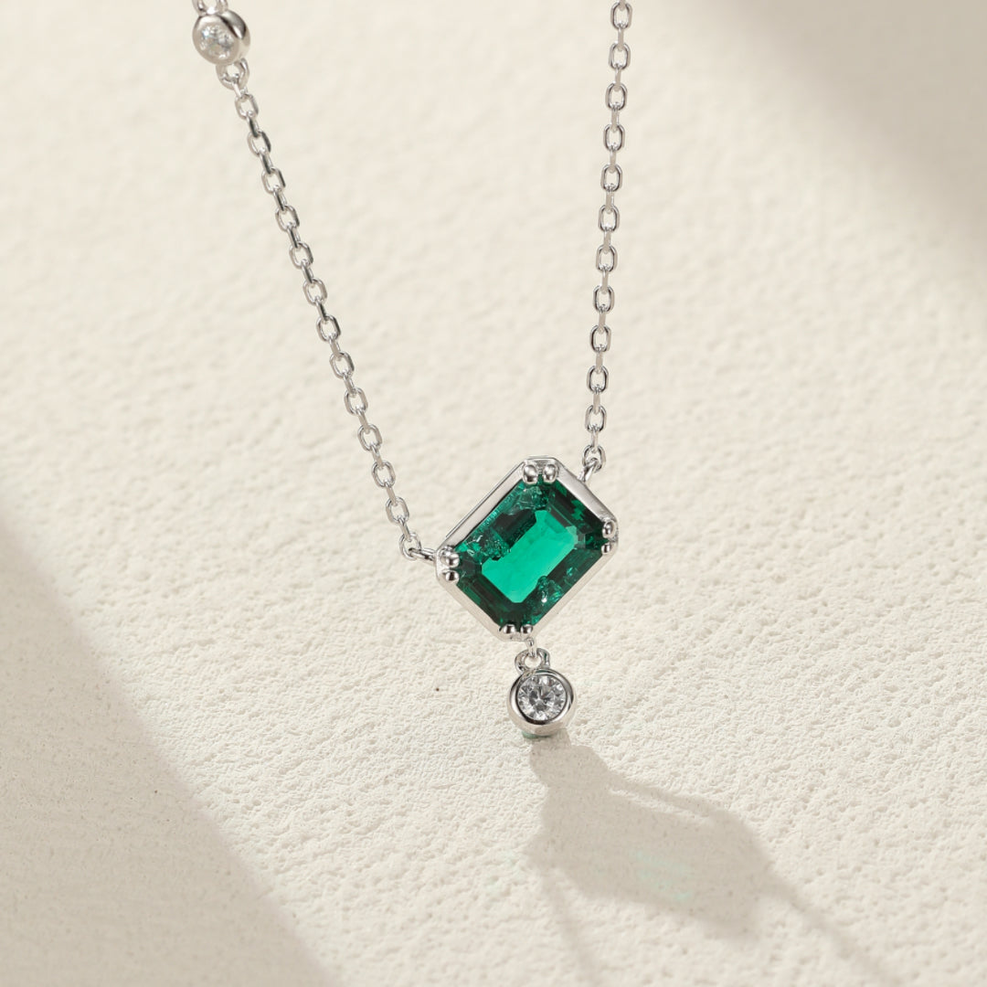 Collier Émeraude – Clarté Royale, Argent Plaqué Platine