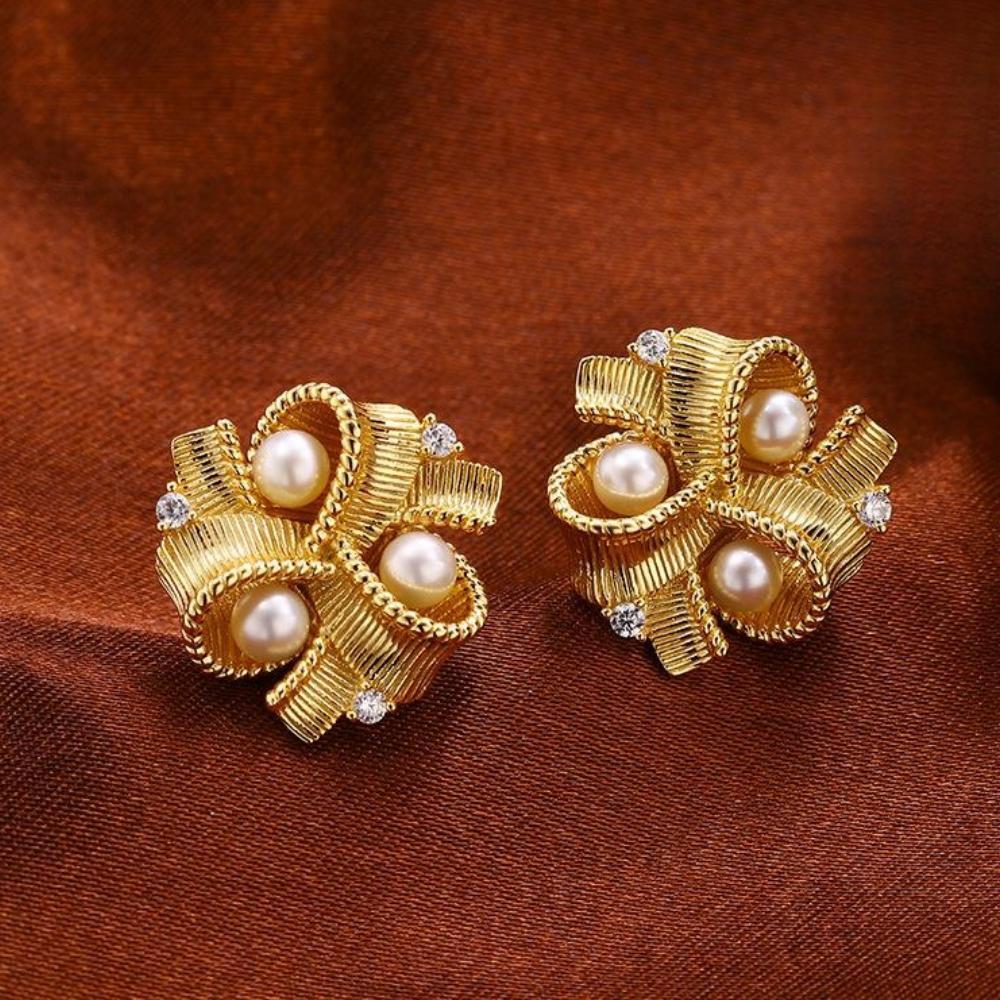 Paire de boucles d'oreilles ornées de perles et de cristaux, en plaqué or 18 carats, style Versailles.