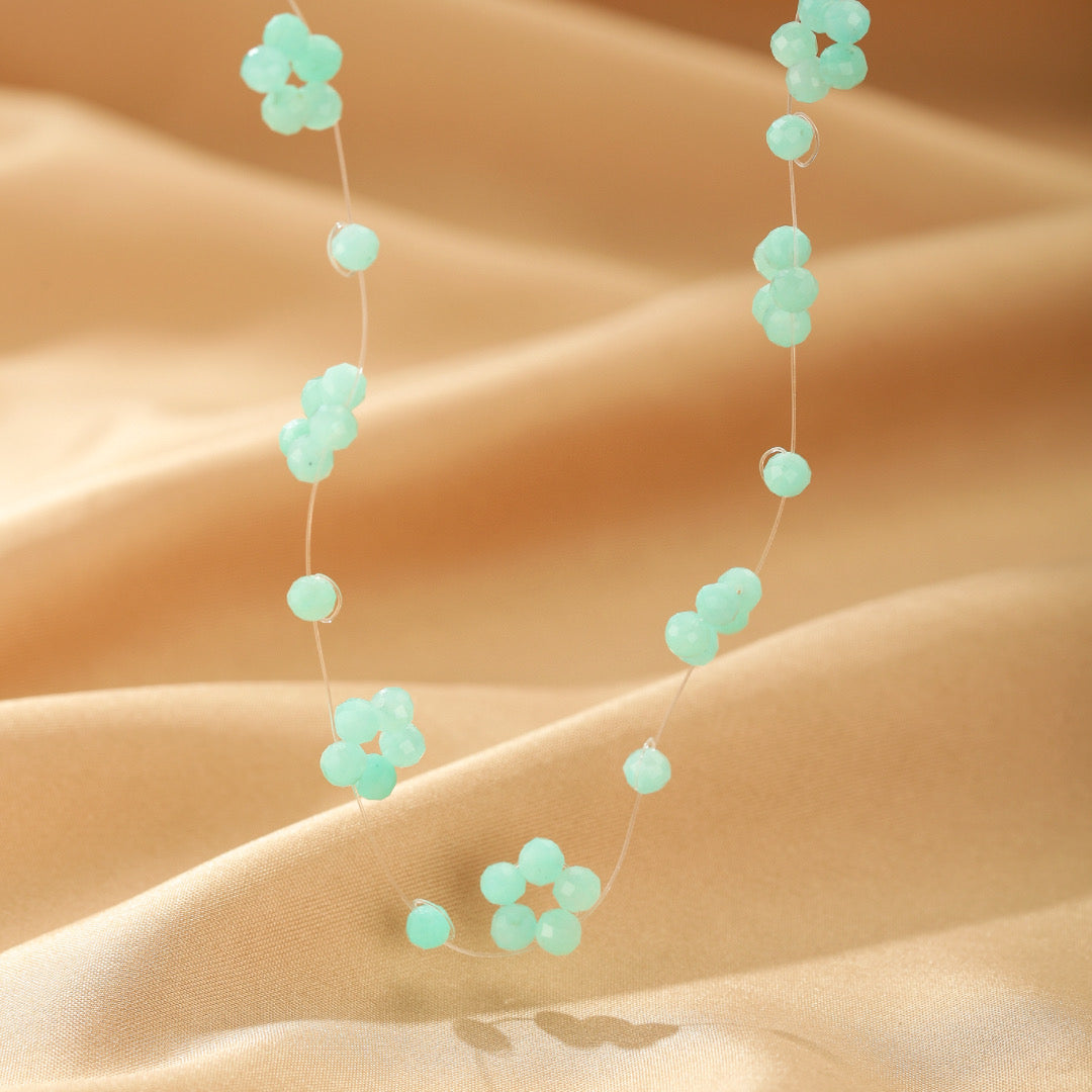 Collier flottant Fleur du Ciel avec perles en amazonite naturelle formant des fleurs délicates sur un fil invisible