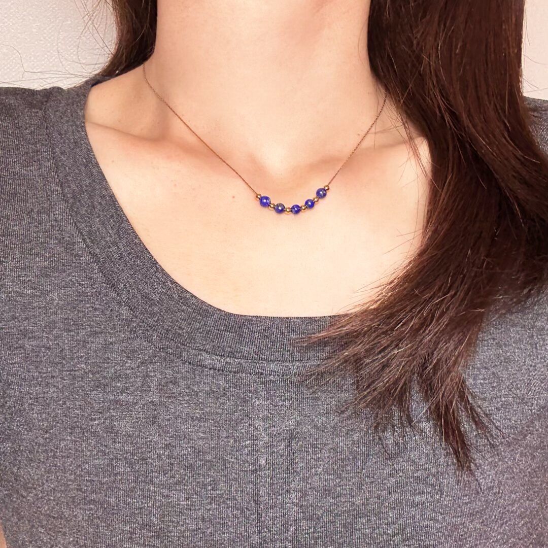 Collier Grenat et Lapis lazuli – Courbe d’Éclat, Plaqué Or 18K