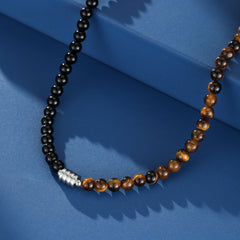 Collier homme "Fusion Mystique" composé de perles d'œil de tigre et d'obsidienne, avec un fermoir argenté à motif côtelé.