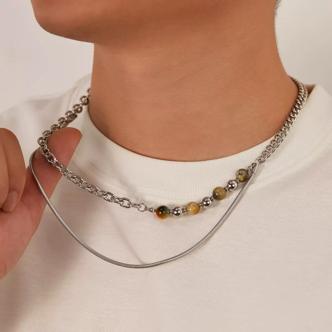 Collier pour homme "Fusion Urbaine" avec double chaîne en argent, l'une ornée de perles œil de tigre et l'autre plus fine en serpent.