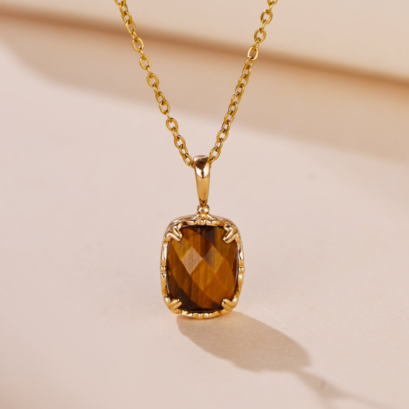Collier plaqué or avec un pendentif carré en œil de tigre aux reflets dorés et brunâtres, monté sur une fine chaîne.