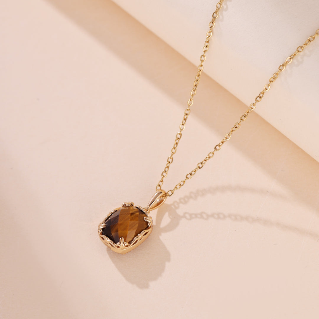 Collier en argent plaqué or avec une pierre d'œil de tigre facettée en forme de coussin, monté sur une chaîne délicate.