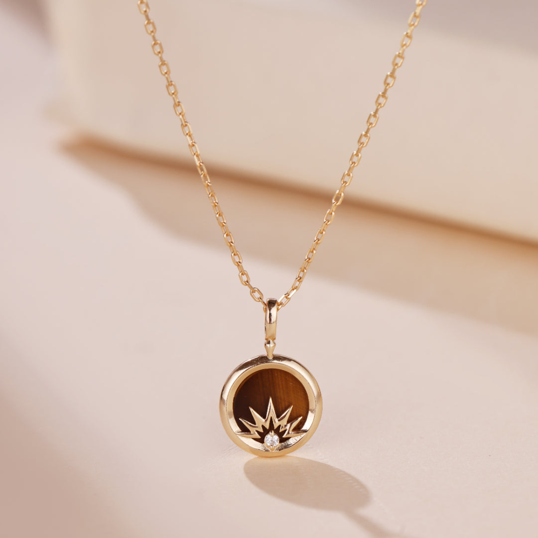 Collier "Lumière Divine" en argent plaqué or avec pendentif œil de tigre rond et un petit zirconium étincelant au centre.