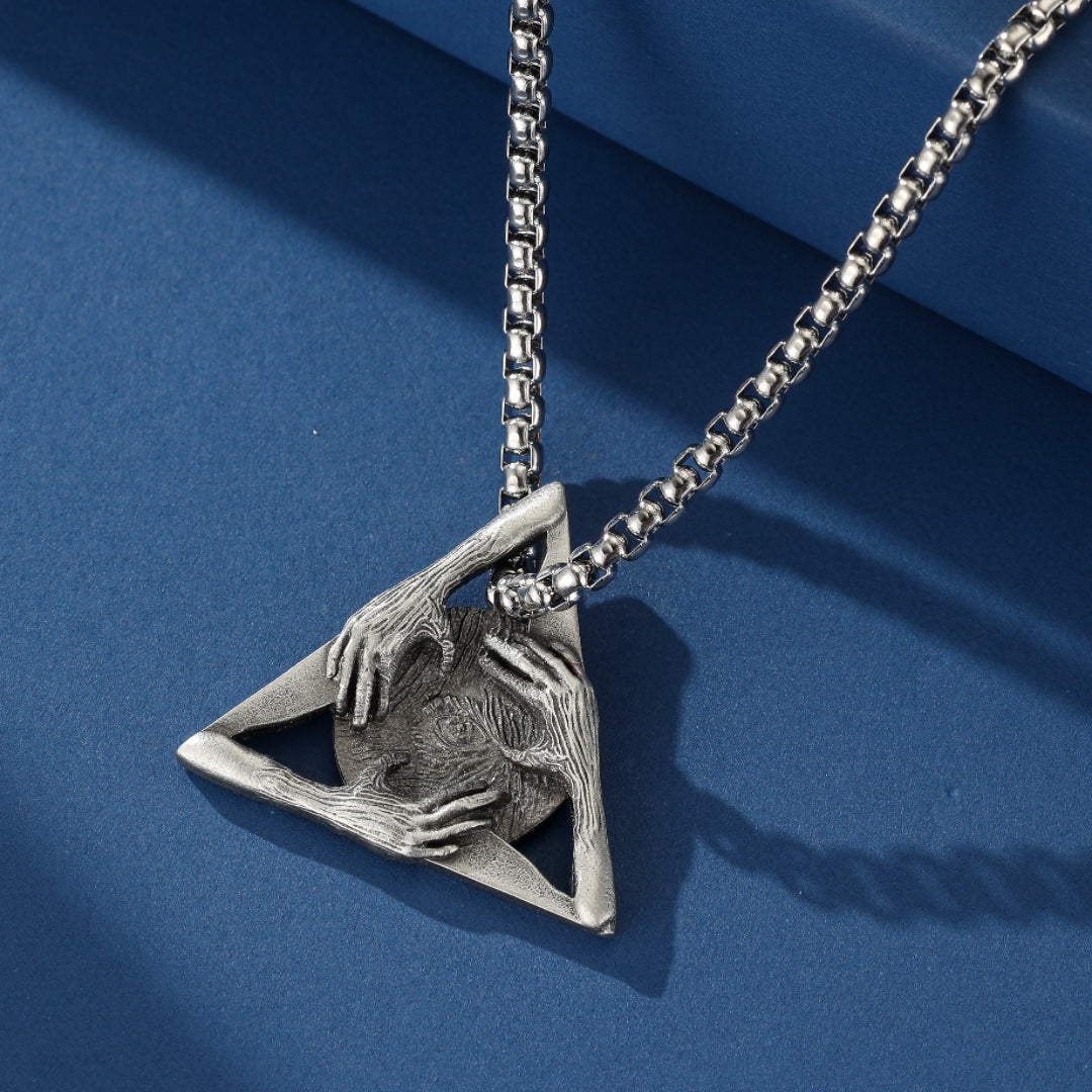 Pendentif triangle argenté avec deux mains tenant une sphere, symbole de clairvoyance divine