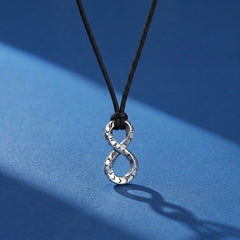 Collier Infini Viking en argent avec pendentif symbole infini gravé de runes sur fond bleu
