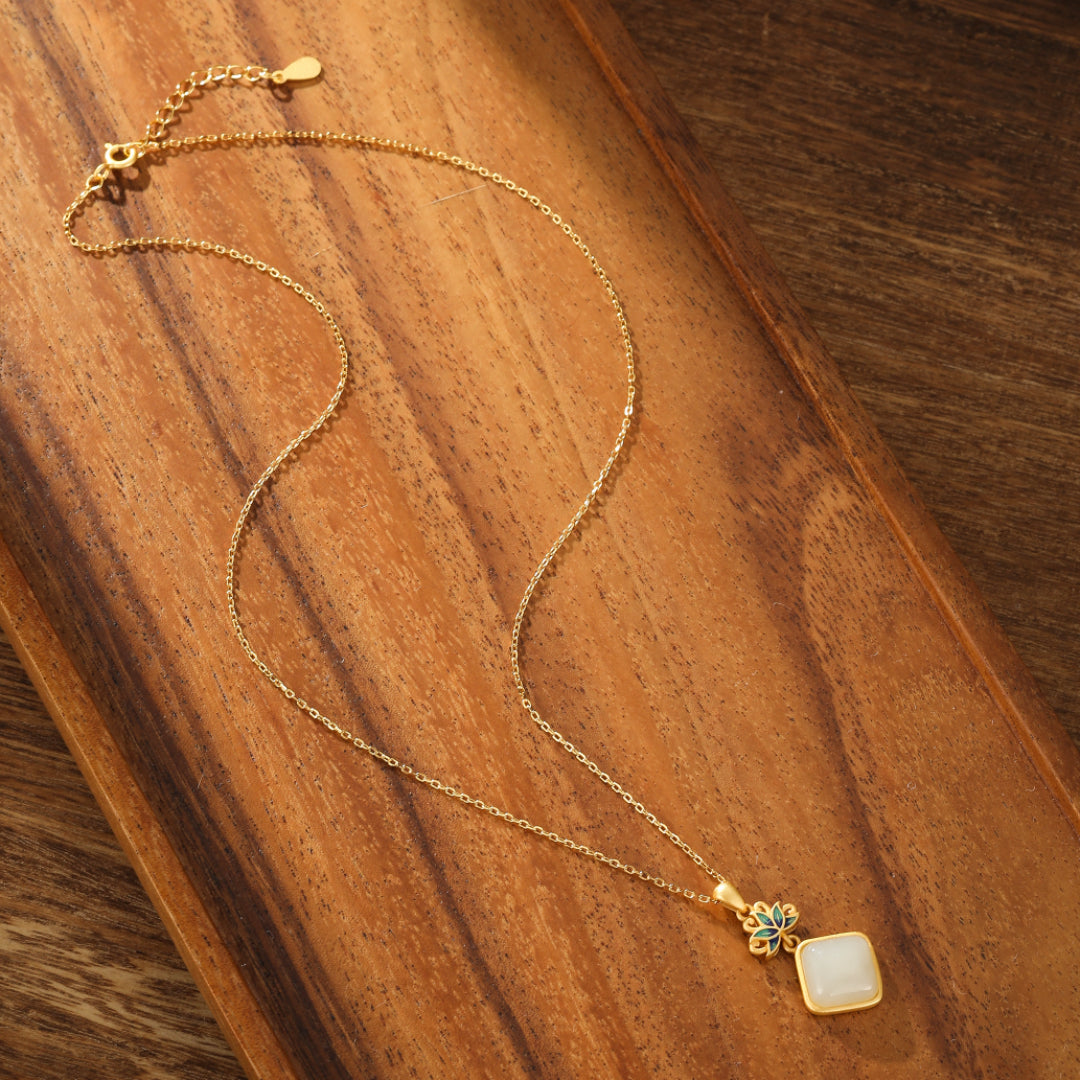 Collier Jade Blanc – Éveil Lotus Bleu, Argent Plaqué Or