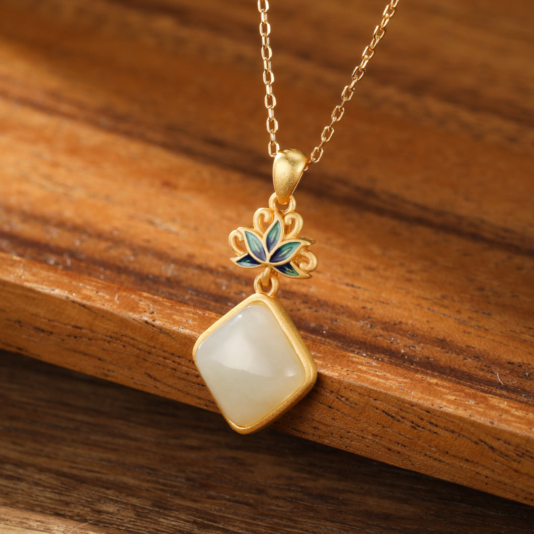 Collier Jade Blanc – Éveil Lotus Bleu, Argent Plaqué Or