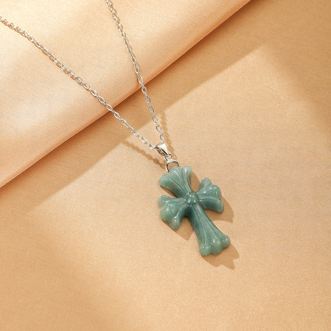 Collier avec pendentif croix en pierre de jadéite verte monté sur une fine chaîne en argent