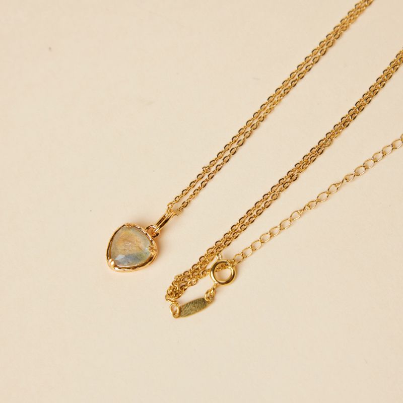 Collier Labradorite – Amour Étendu, Argent Plaqué Or