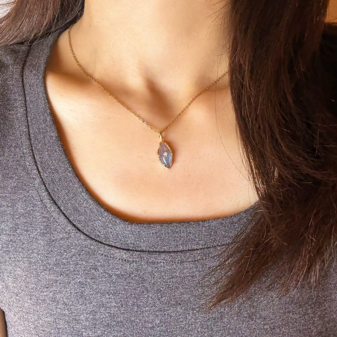 Collier Labradorite – Apaisement Cosmique, Argent Plaqué Or