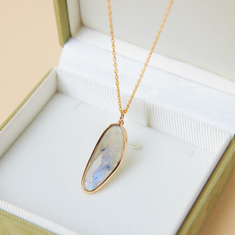 Collier Labradorite – Élipse Audacieuse, Argent Plaqué Or