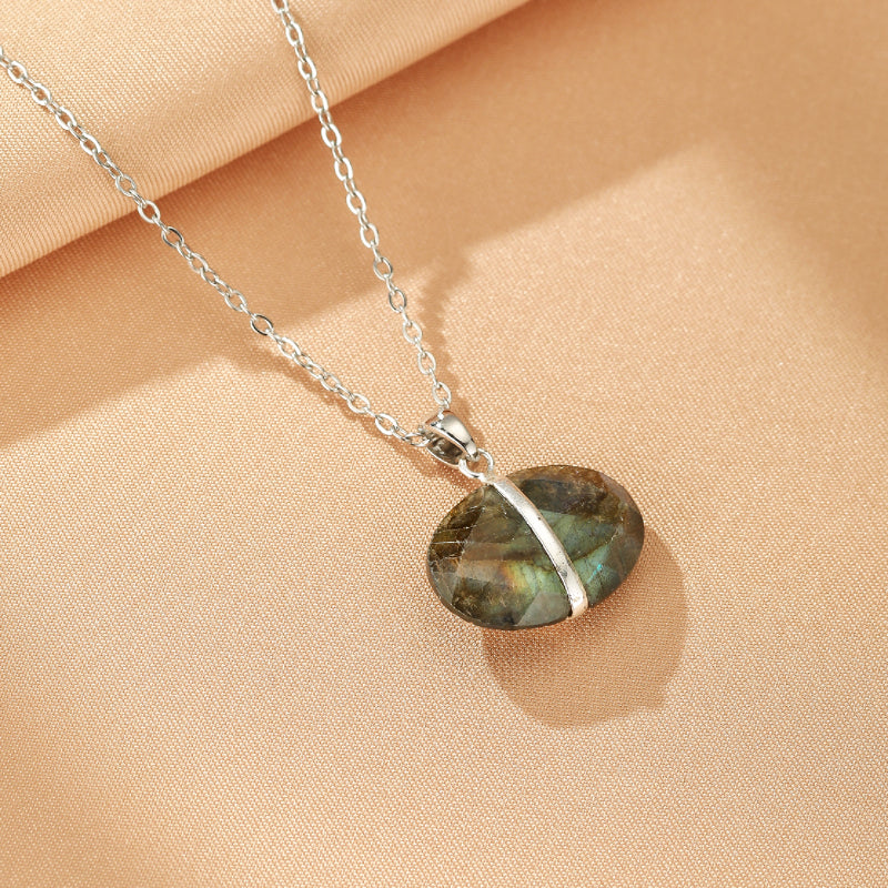 Pendentif ovale en labradorite aux reflets bleus et verts, monté sur une fine chaîne argentée, collier pierre mystique.