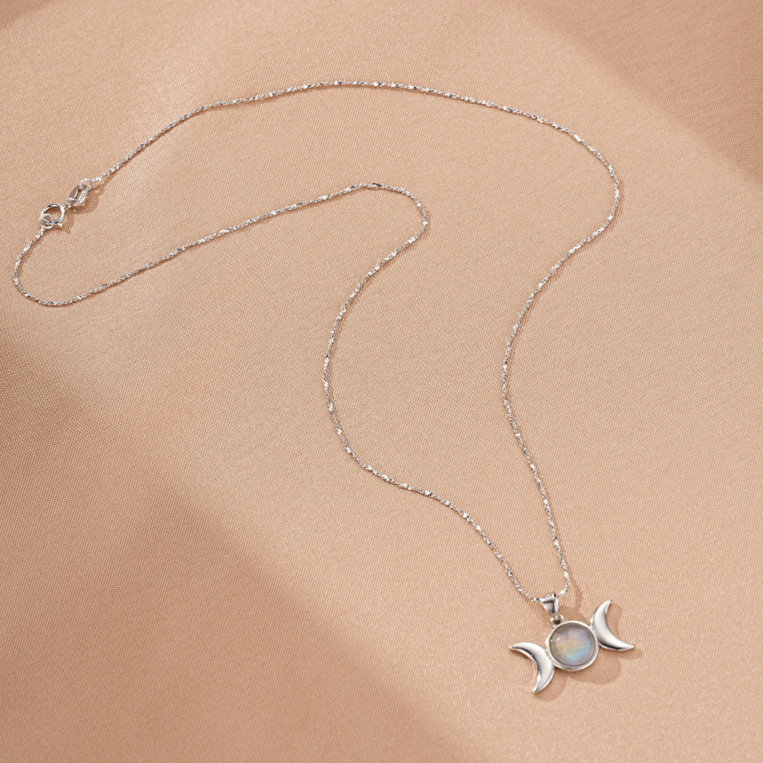 Collier en argent avec un pendentif représentant la triple déesse lunaire, orné d'une pierre de lune bleutée