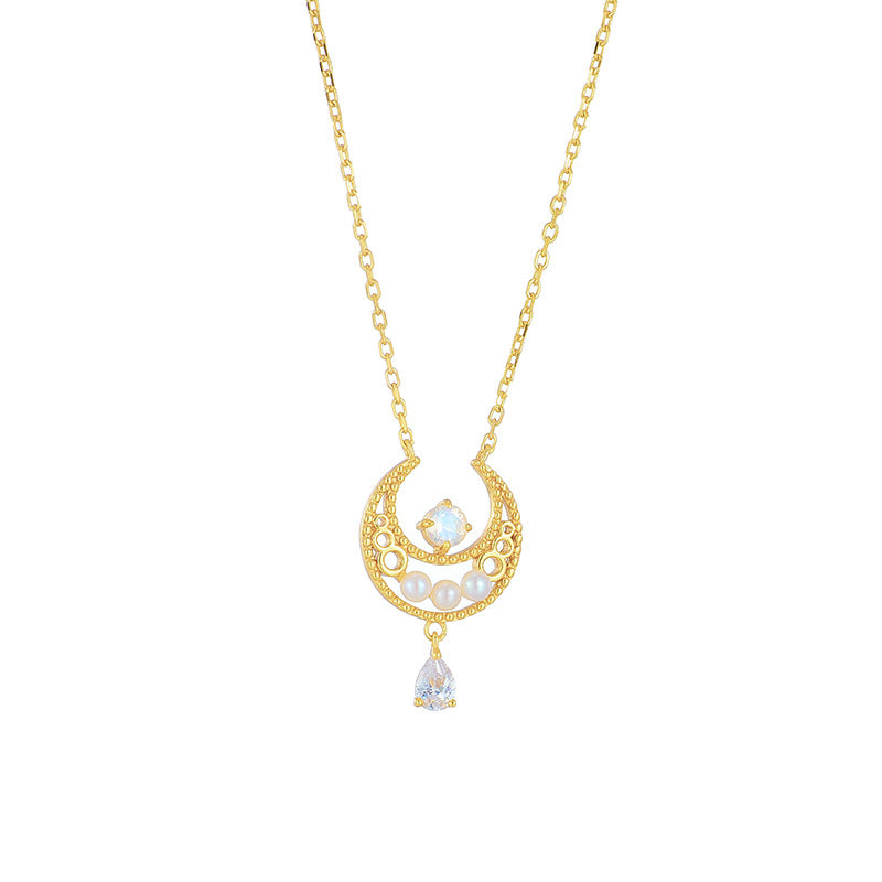 Collier en argent plaqué or avec un motif de croissant de lune orné d'une pierre de lune, de perles et d'une goutte de zircone.