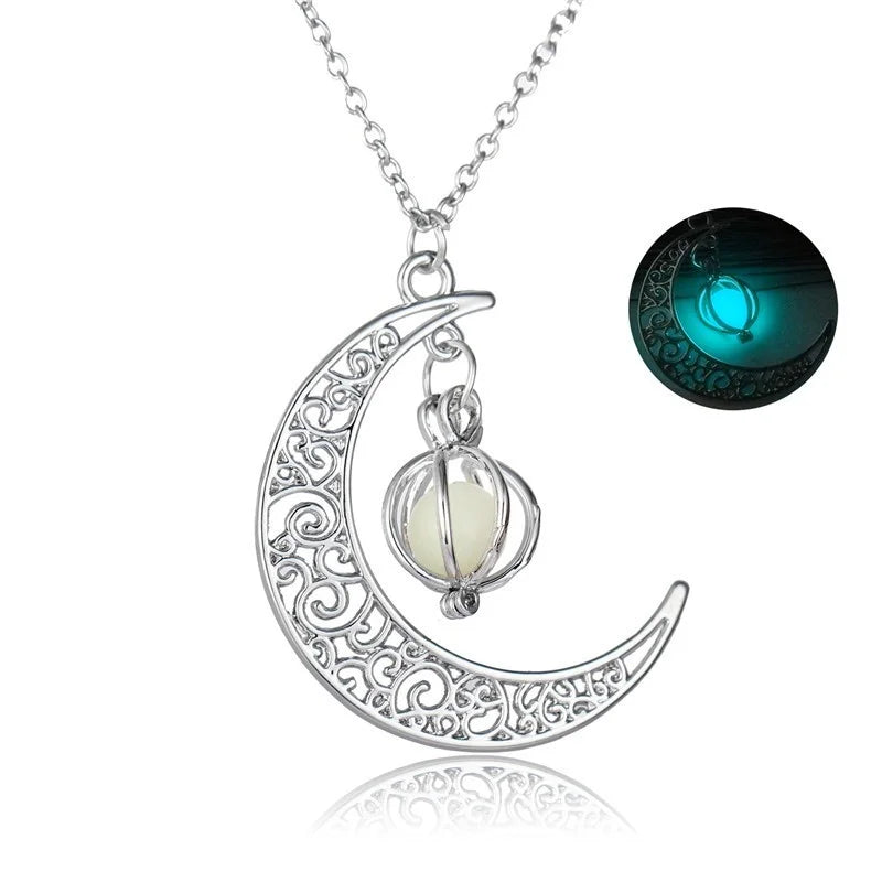 Collier "Rêve Etoilé" avec un pendentif croissant de lune ajouré et une perle fluorescente lumineuse dans l'obscurité.