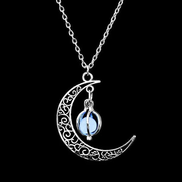 Collier en argent avec un pendentif en forme de croissant de lune ajouré, orné d'une perle fluorescente bleue suspendue à l'intérieur.