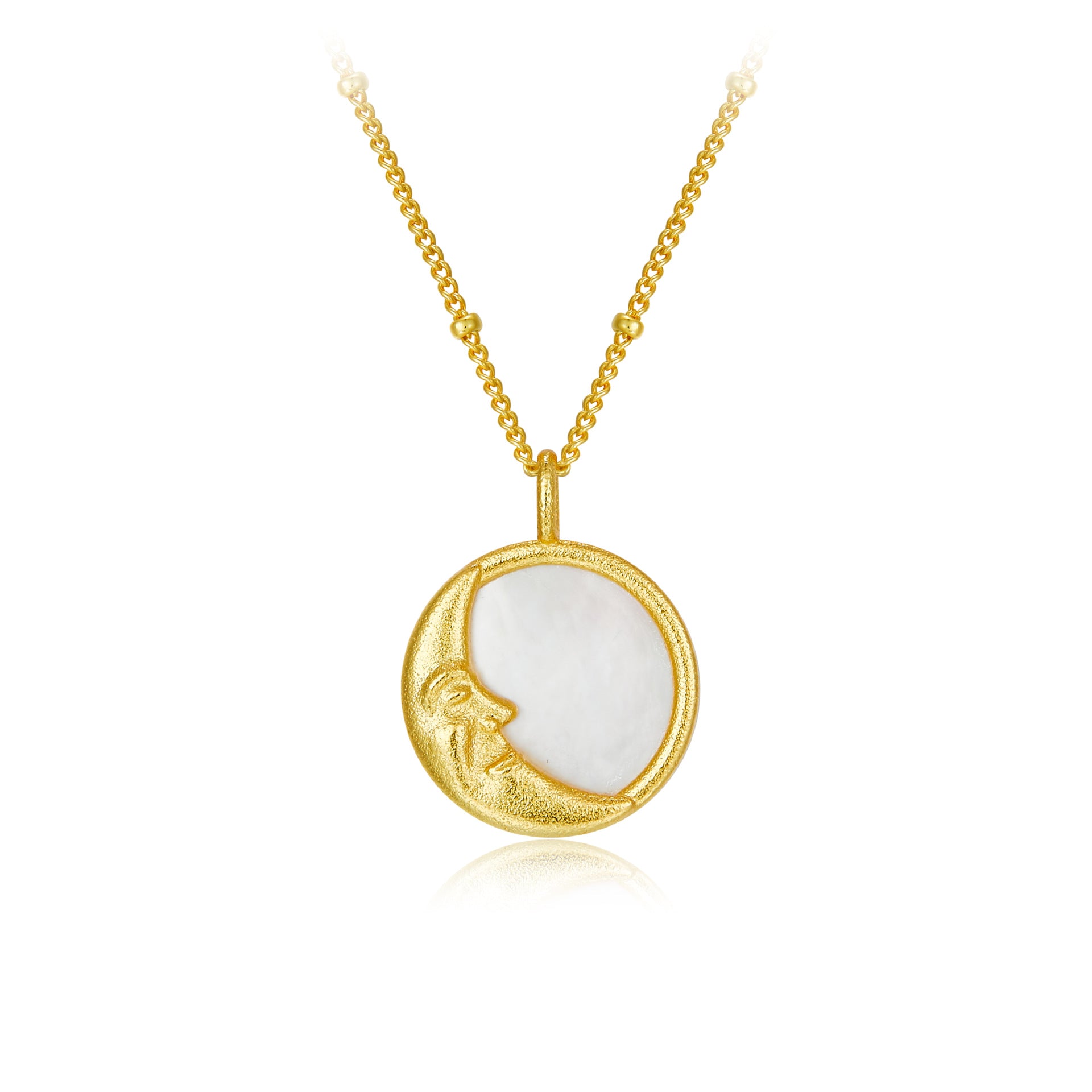 Collier en or jaune avec un pendentif rond orné d'une lune sculptée au visage et d'une incrustation de nacre blanche.